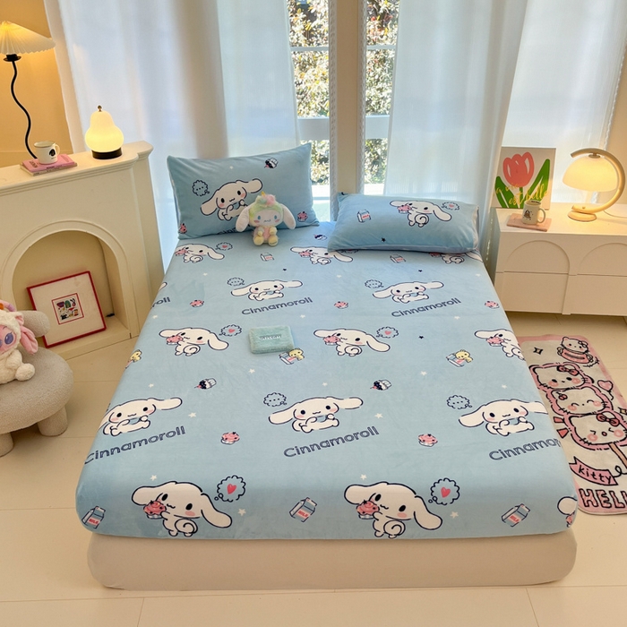 91家纺网 家纺一手货源 找家纺 博雅 2024新款三丽鸥牛奶绒小版床笠系列 牛奶绒小版-蛋糕玉桂狗