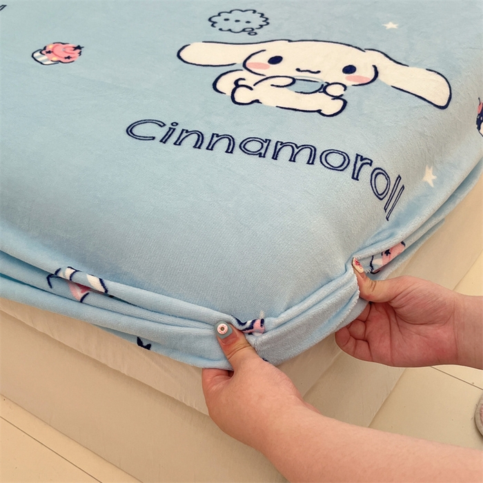 91家纺网 家纺一手货源 找家纺 博雅 2024新款三丽鸥牛奶绒小版床笠系列 牛奶绒小版-蛋糕玉桂狗