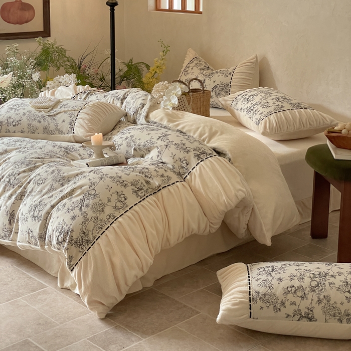 91家纺网 家纺一手货源 找家纺 一左一右 2024秋冬新款法式风复古印花褶皱花边保暖加厚高克重全消光牛奶绒四件套（提供买家秀） 奶油白