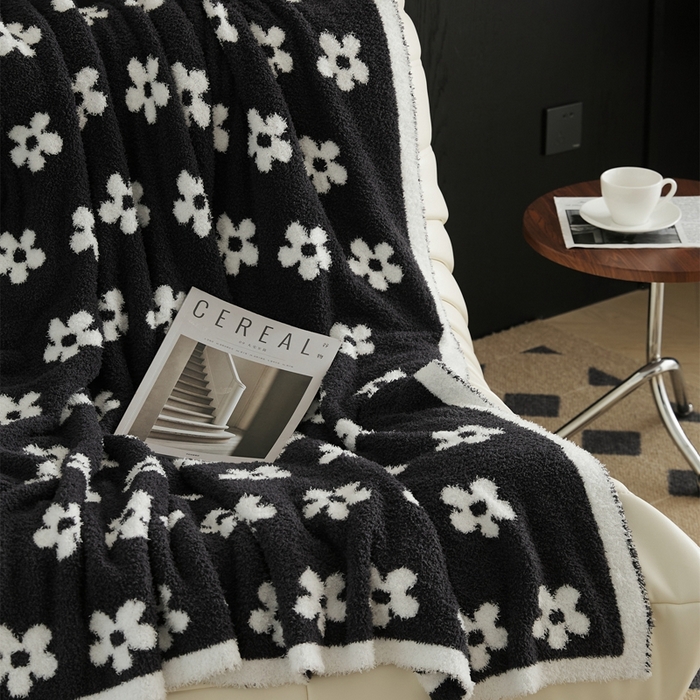 91家纺网 家纺一手货源 找家纺 暖绵绵家纺 2025新款半边绒清新甜美碎花多功能毯-普利朵 普利朵-碳灰色