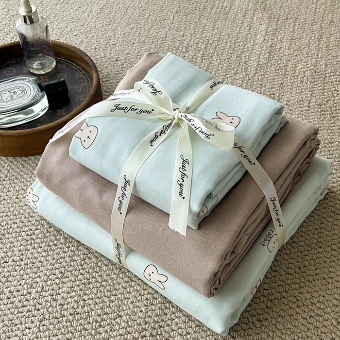 91家纺网 家纺一手货源 找家纺 一比一家纺 2025新款全棉母婴级抗菌有氧全棉双层纱亲肤全棉小清新印花三件套四件套 彼得兔