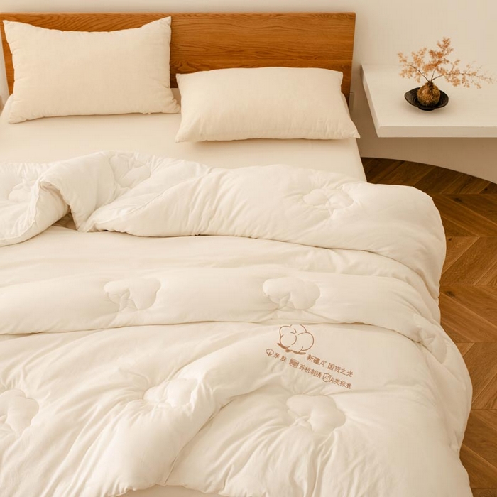 91家纺网 家纺一手货源 找家纺 2025新款A类刺绣新疆棉花被被子被芯 奶白