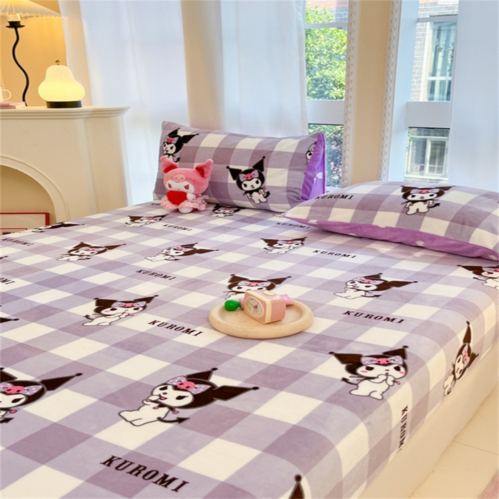 91家纺网 家纺一手货源 找家纺 博雅 2024新款三丽鸥牛奶绒小版床笠系列 牛奶绒小版-格子库洛米