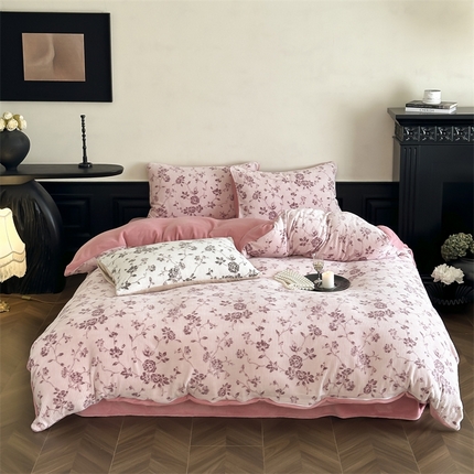 91家纺网 家纺一手货源 找家纺 三味舒屋 2025新款肌理印加提牛奶绒四件套-清雅 风格二 云边红叶