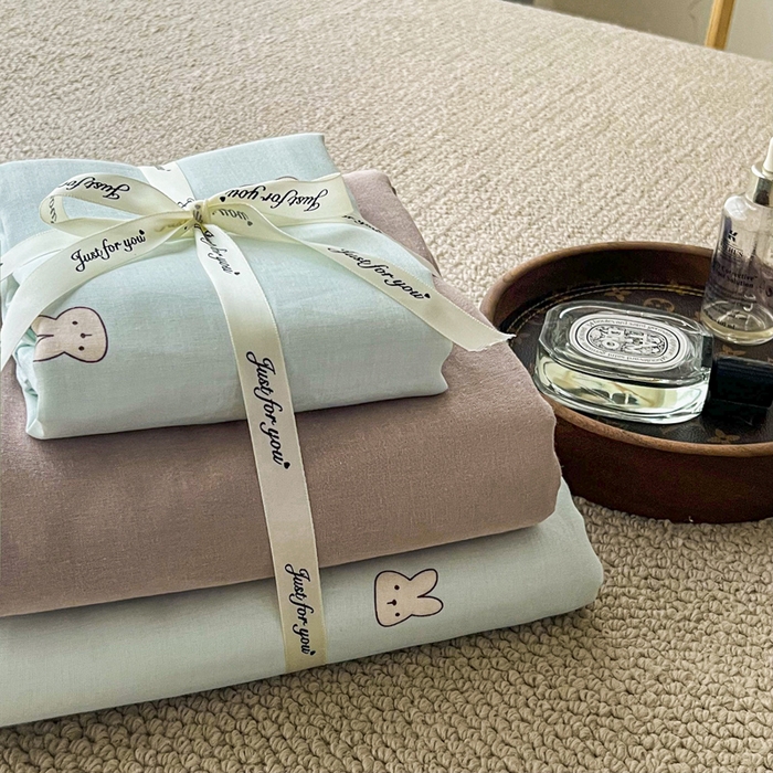 91家纺网 家纺一手货源 找家纺 一比一家纺 2025新款全棉母婴级抗菌有氧全棉双层纱亲肤全棉小清新印花三件套四件套 彼得兔