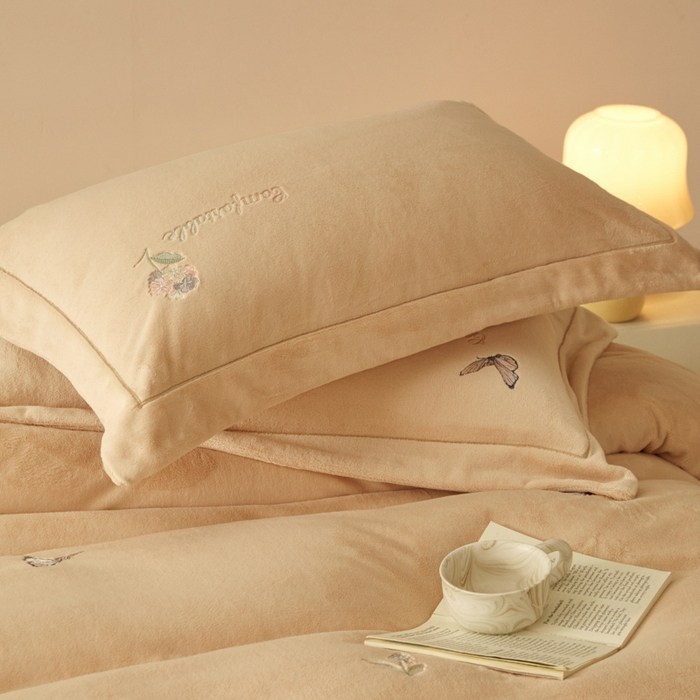 91家纺网 家纺一手货源 找家纺 新方向 2025新款全消光A类刺绣牛奶绒四件套-悦动 悦动-香槟