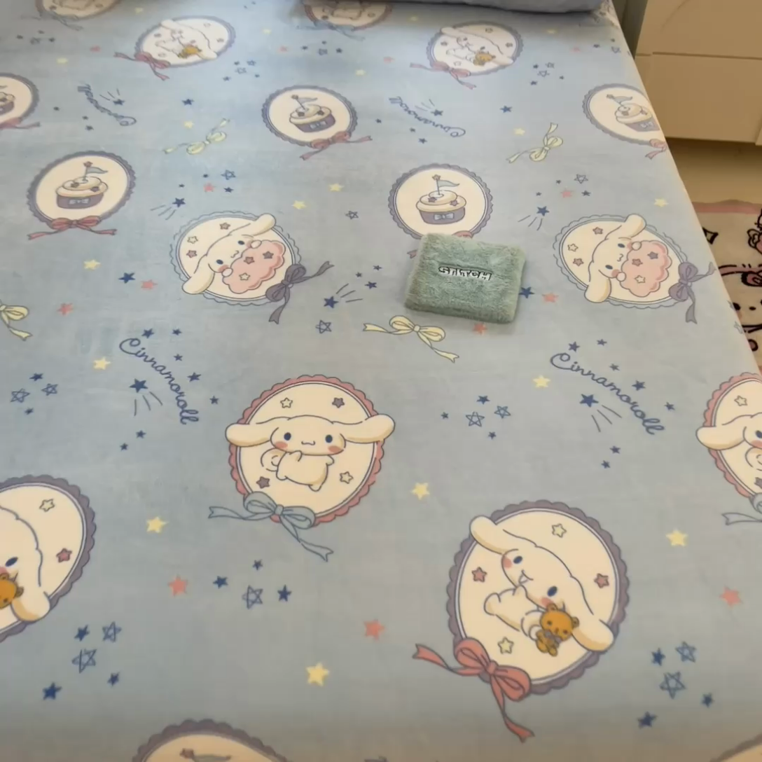 91家纺网 家纺一手货源 找家纺 博雅 2024新款三丽鸥牛奶绒小版床笠系列 牛奶绒小版-蓝色玉桂狗