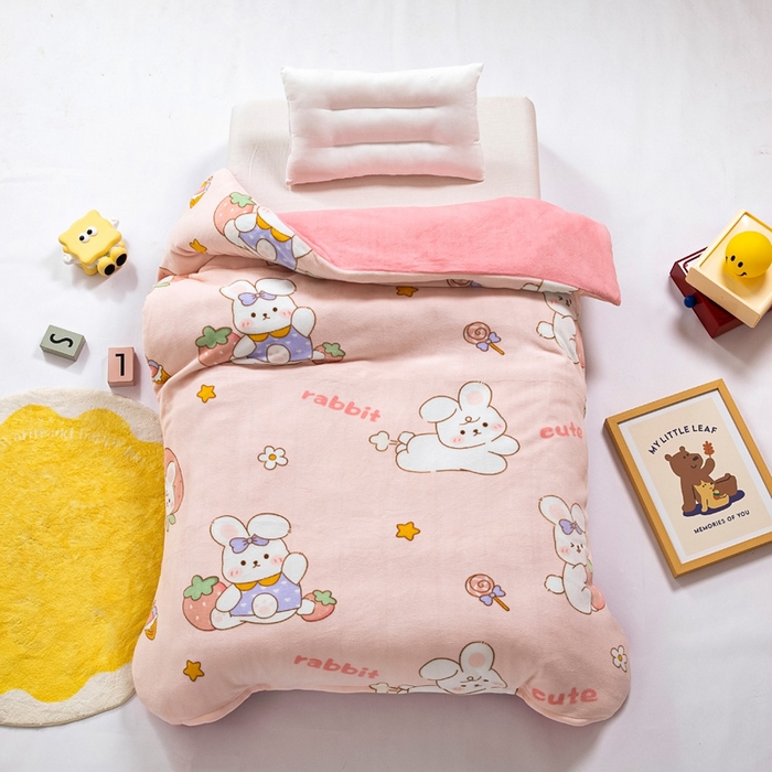91家纺网 家纺一手货源 找家纺 吉咪兔 2025新款儿童卡通牛奶绒双面绒幼儿园被子三件套六件套保暖被褥被套草莓兔子