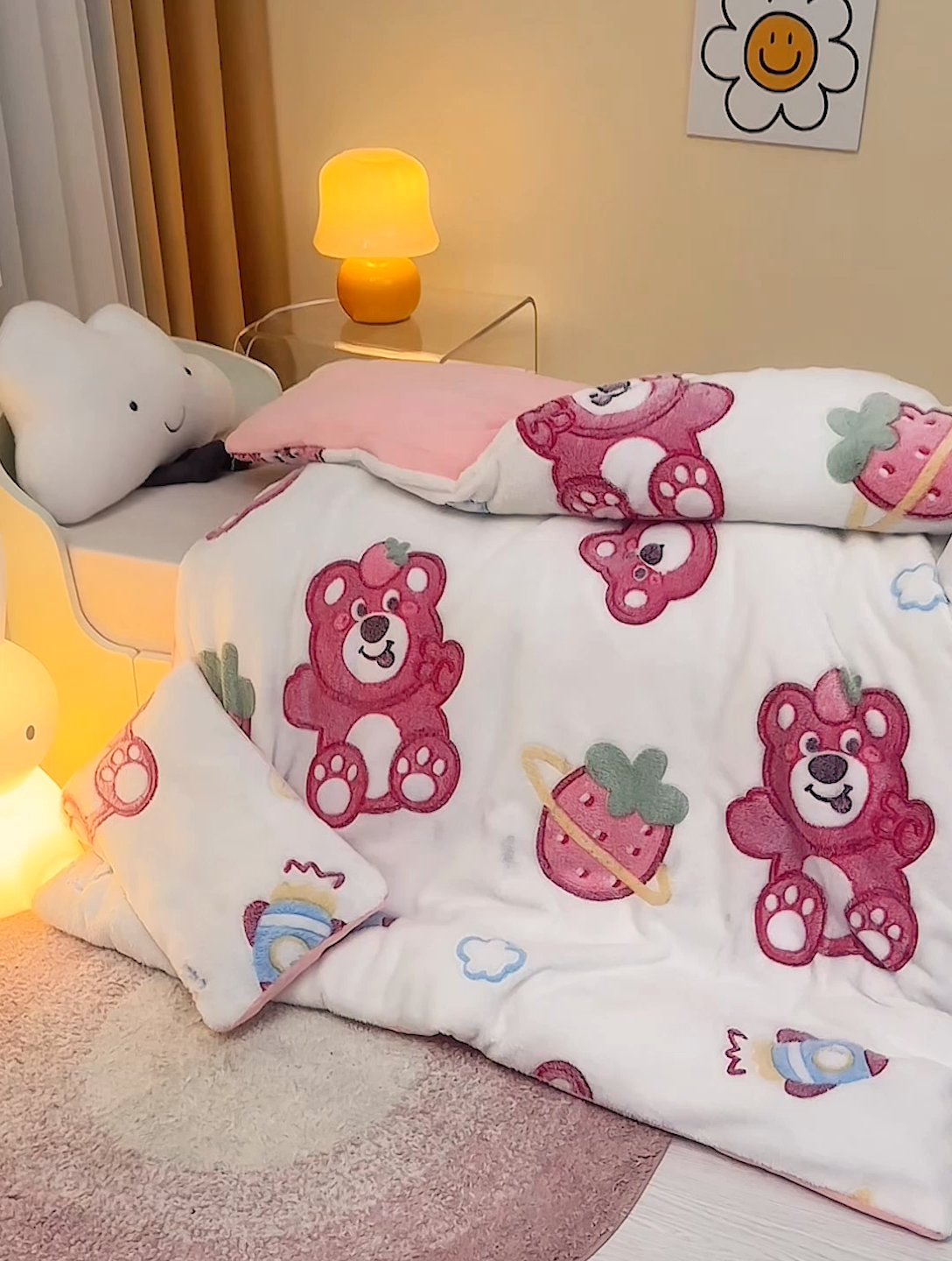 91家纺网 家纺一手货源 找家纺 丝涟家居 2025新款A类雪花绒牛奶绒儿童多功能可拆卸盖毯被 草莓熊