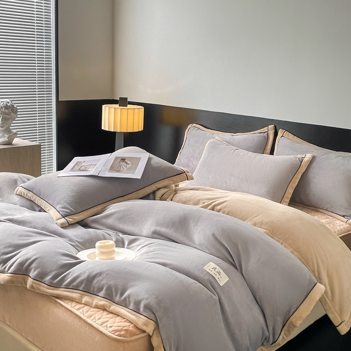 91家纺网 家纺一手货源 找家纺 欧邦 新款纯色双拼牛奶绒夹棉床笠四件套 浅灰+卡其