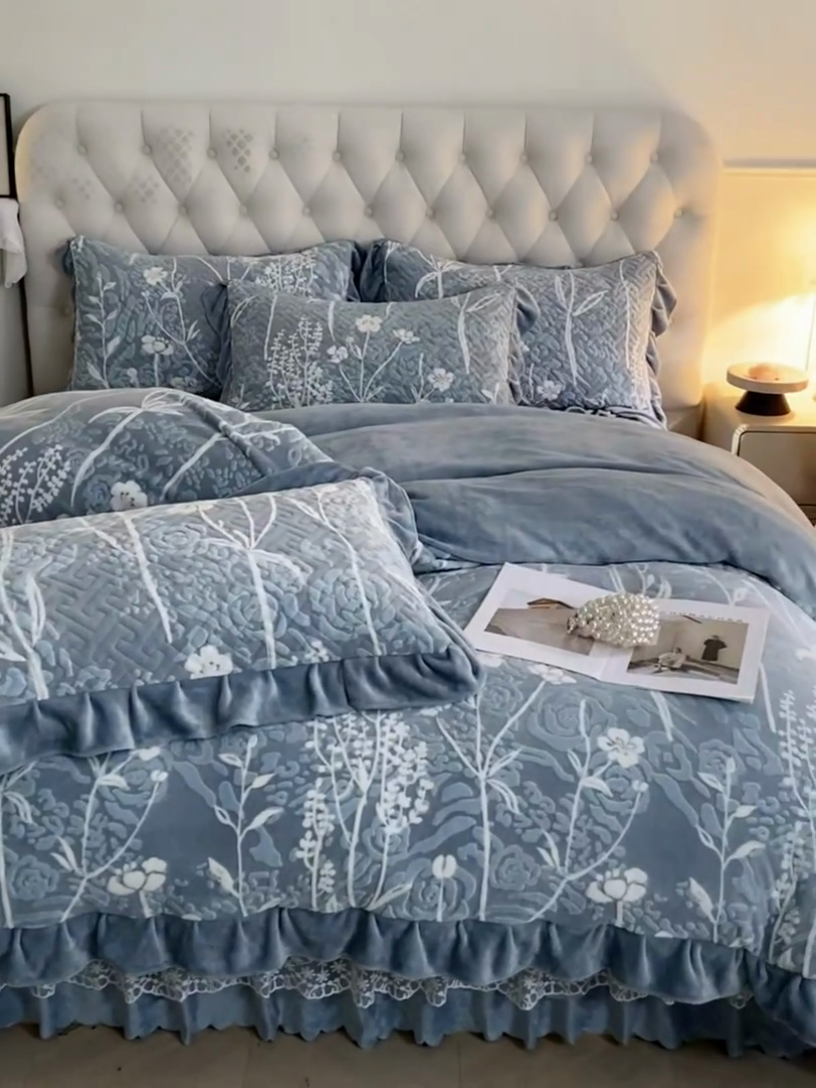 91家纺网 家纺一手货源 找家纺 畅畅家纺 2024新款11斤高克重新款韩版烂花牛奶绒床盖四件套系列 雾里看花-雾蓝