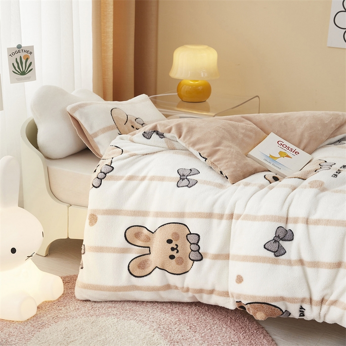 91家纺网 家纺一手货源 找家纺 丝涟家居 2025新款A类雪花绒牛奶绒儿童多功能可拆卸盖毯被 领结伙伴