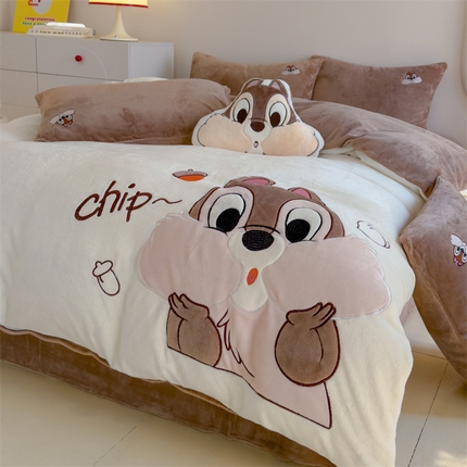 91家纺网 家纺一手货源 找家纺 （总）灰鲸 2025新款牛奶绒大版贴布绣四件套