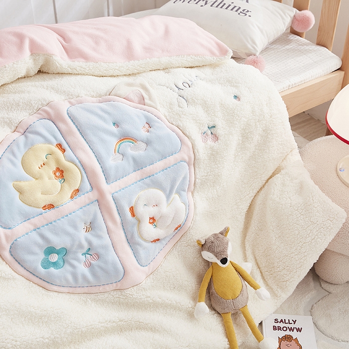 91家纺网 家纺一手货源 找家纺 丝涟家居 2025新款羊羔绒牛奶绒卡通刺绣儿童脱卸被子 呆萌鸭