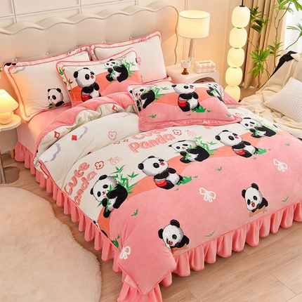 91家纺网 家纺一手货源 找家纺 赫本家纺  2025新品8-9斤爆品牛奶绒四件套床裙款金雕绒法莱绒四件套 熊猫乐园-粉