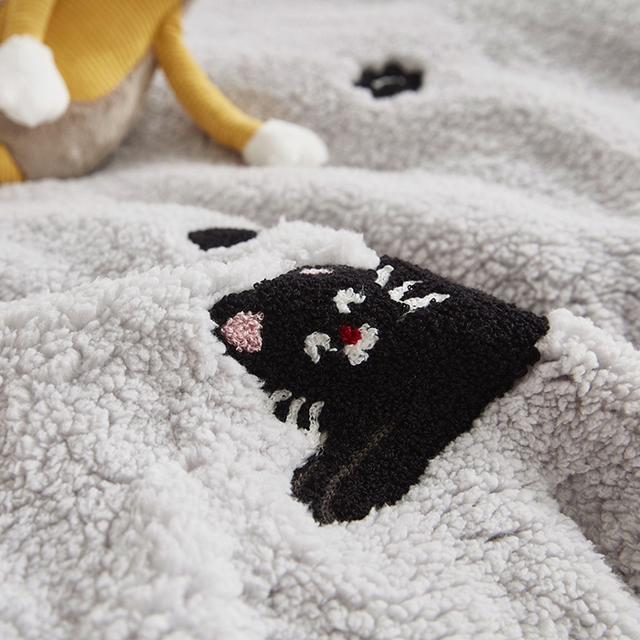 91家纺网 家纺一手货源 找家纺 丝涟家居 2025新款羊羔绒牛奶绒毛巾绣儿童脱卸被子 趣味猫咪