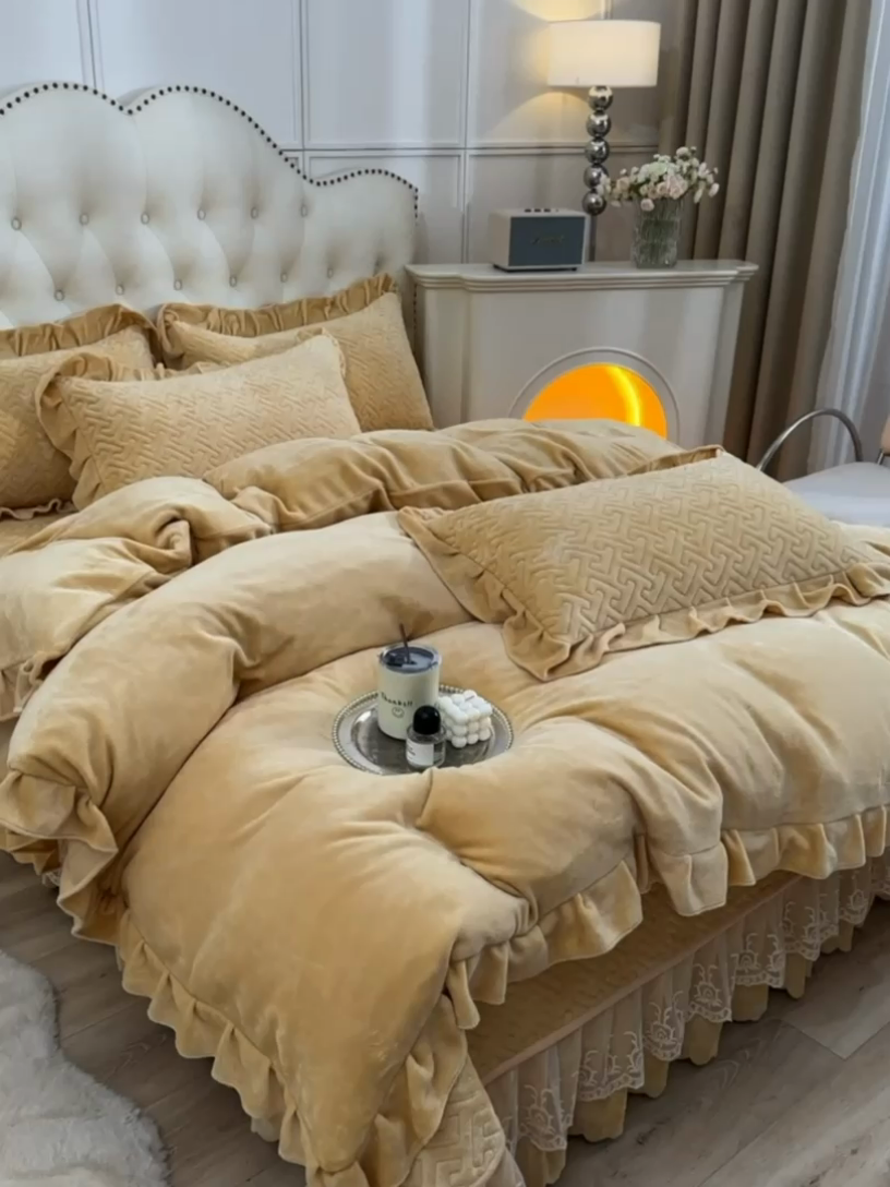 91家纺网 家纺一手货源 找家纺 畅畅家纺 2024新款简约纯色牛奶绒夹棉床盖四件套 倾城-黄