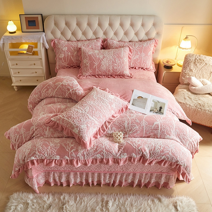91家纺网 家纺一手货源 找家纺 畅畅家纺 2024新款11斤高克重新款韩版烂花牛奶绒床盖四件套系列 雾里看花-桃粉