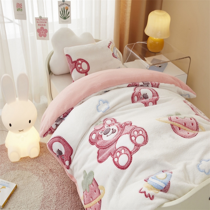 91家纺网 家纺一手货源 找家纺 丝涟家居 2025新款A类雪花绒牛奶绒儿童多功能可拆卸盖毯被 草莓熊