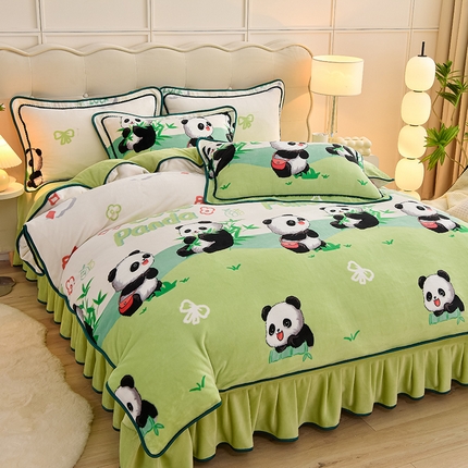 91家纺网 家纺一手货源 找家纺 赫本家纺  2025新品8-9斤爆品牛奶绒四件套床裙款金雕绒法莱绒四套件 熊猫乐园-绿