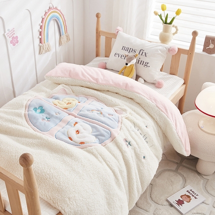 91家纺网 家纺一手货源 找家纺 丝涟家居 2025新款羊羔绒牛奶绒卡通刺绣儿童脱卸被子 呆萌鸭