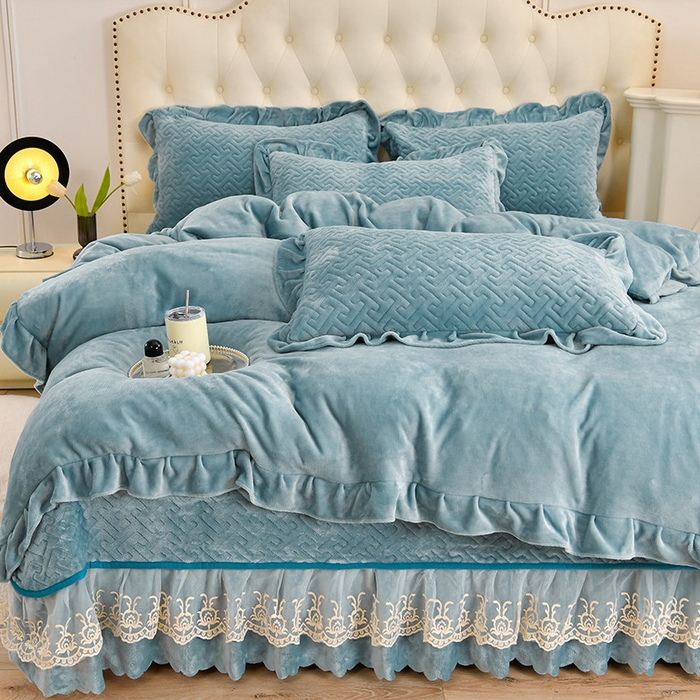 91家纺网 家纺一手货源 找家纺 畅畅家纺 2024新款简约纯色牛奶绒夹棉床盖四件套 倾城-雾蓝