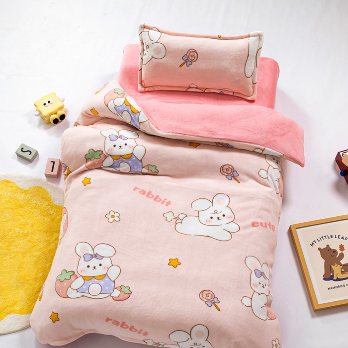 91家纺网 家纺一手货源 找家纺 吉咪兔 2025新款儿童卡通牛奶绒双面绒幼儿园被子三件套六件套保暖被褥被套草莓兔子
