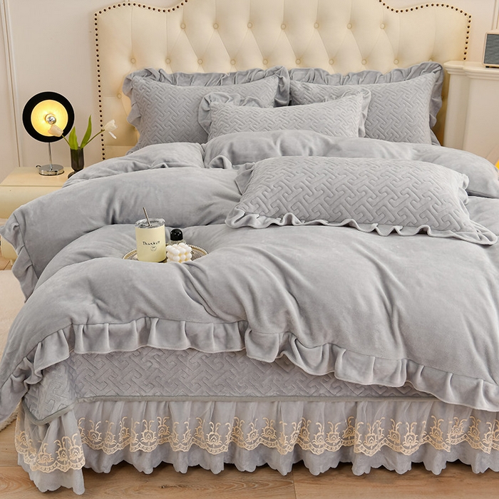 91家纺网 家纺一手货源 找家纺 畅畅家纺 2024新款简约纯色牛奶绒夹棉床盖四件套 倾城-灰