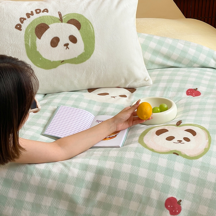 91家纺网 家纺一手货源 找家纺 圆岛 2024新款秋冬大版牛奶绒230全消光系列四件套 苹果熊猫