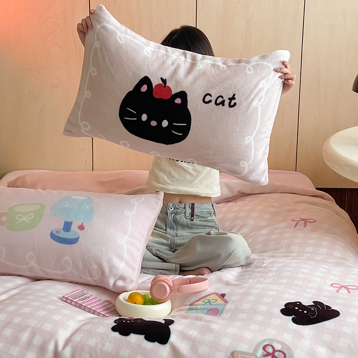 91家纺网 家纺一手货源 找家纺 圆岛 2024新款秋冬大版牛奶绒230全消光系列四件套 假日小咪