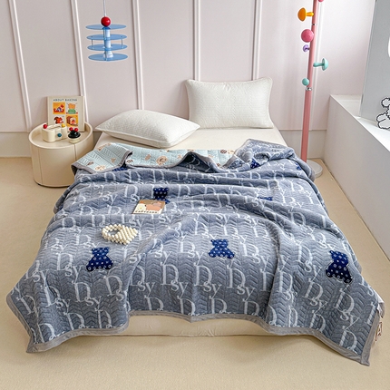 91家纺网 家纺一手货源 找家纺 源舜家纺 2025新款小清新印花牛奶绒床盖多用途盖毯系列 字母熊