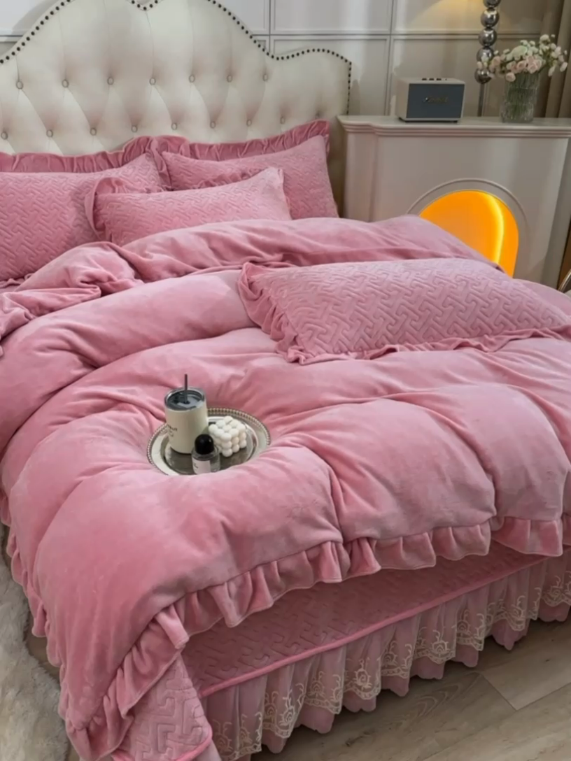 91家纺网 家纺一手货源 找家纺 畅畅家纺 2024新款简约纯色牛奶绒夹棉床盖四件套 倾城-桃粉