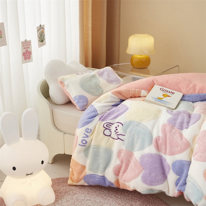 91家纺网 家纺一手货源 找家纺 丝涟家居 2025新款A类雪花绒牛奶绒儿童多功能可拆卸盖毯被 爱心兔
