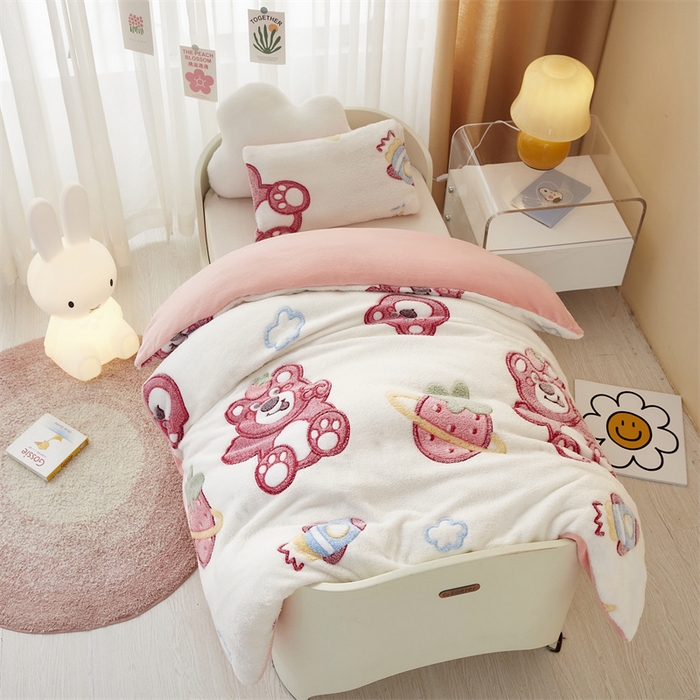 91家纺网 家纺一手货源 找家纺 丝涟家居 2025新款A类雪花绒牛奶绒儿童多功能可拆卸盖毯被 草莓熊