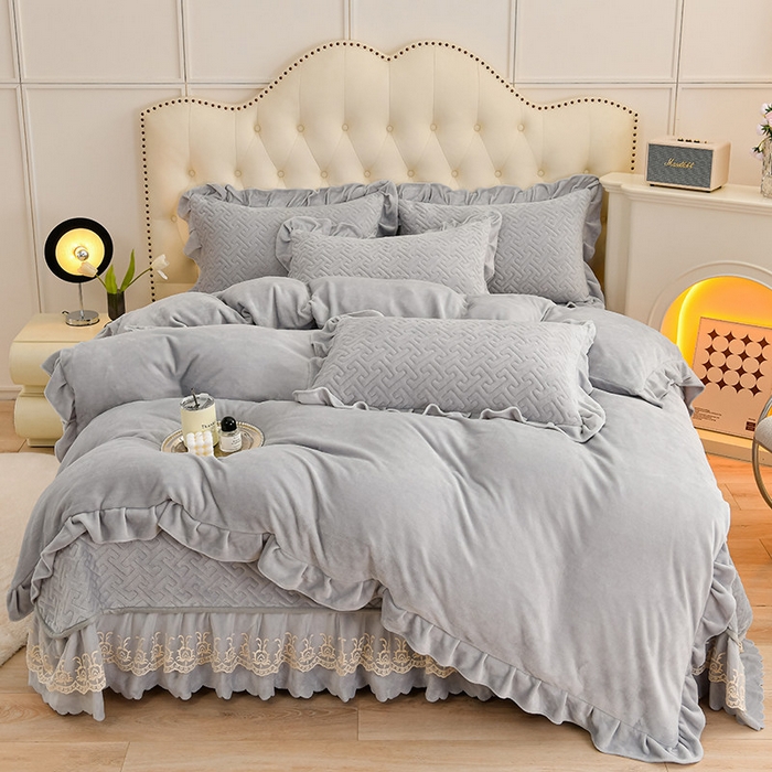 91家纺网 家纺一手货源 找家纺 畅畅家纺 2024新款简约纯色牛奶绒夹棉床盖四件套 倾城-灰