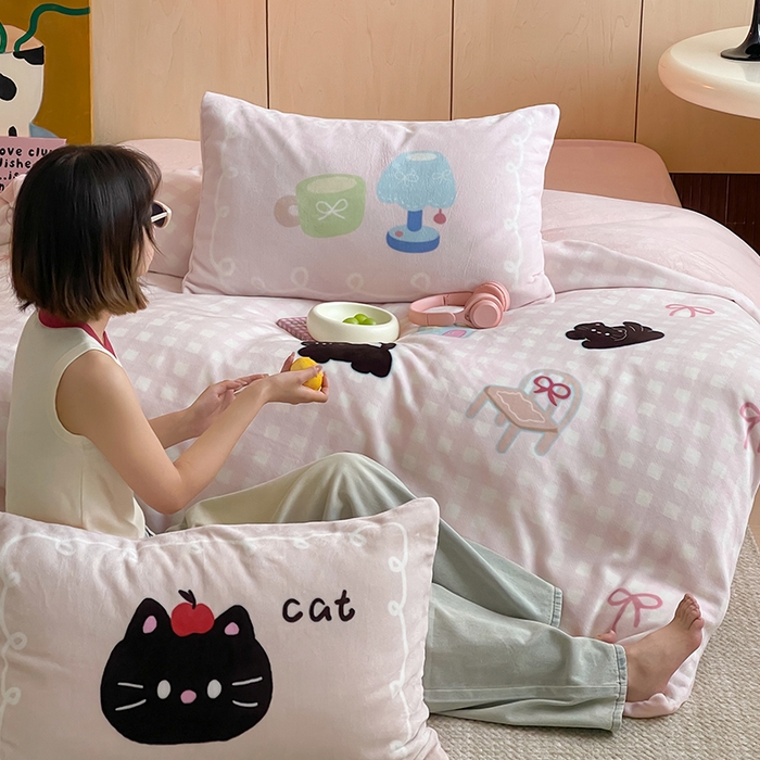 91家纺网 家纺一手货源 找家纺 圆岛 2024新款秋冬大版牛奶绒230全消光系列四件套 假日小咪