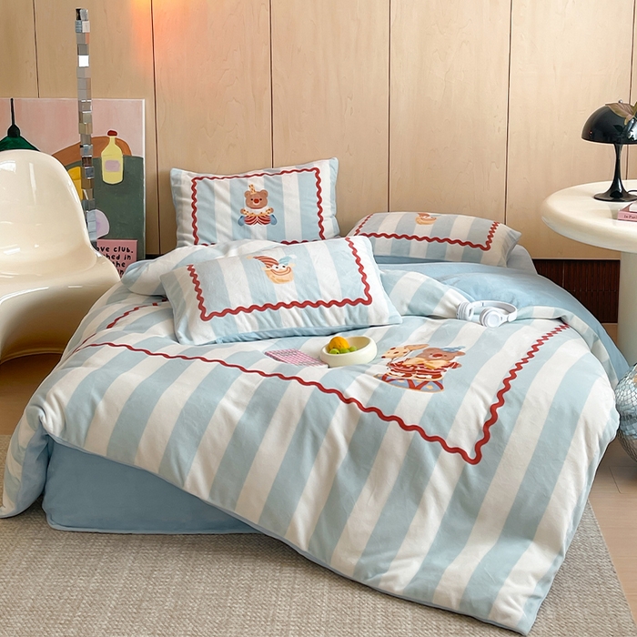 91家纺网 家纺一手货源 找家纺 圆岛 2024新款秋冬大版牛奶绒230全消光系列四件套 马戏小熊