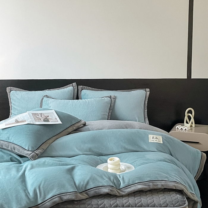 91家纺网 家纺一手货源 找家纺 欧邦 新款纯色双拼牛奶绒夹棉床笠四件套 天蓝+浅灰