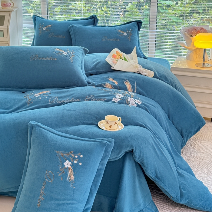 91家纺网 家纺一手货源 找家纺 金米诺 2024新款绣花牛奶绒四件套-麦穗 麦穗-藏蓝色