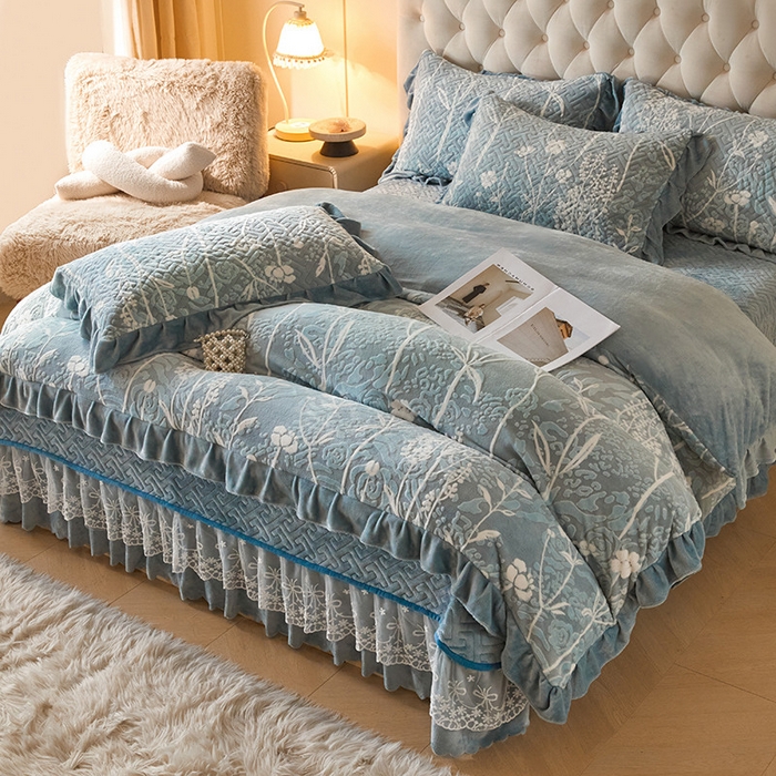 91家纺网 家纺一手货源 找家纺 畅畅家纺 2024新款11斤高克重新款韩版烂花牛奶绒床盖四件套系列 雾里看花-雾蓝