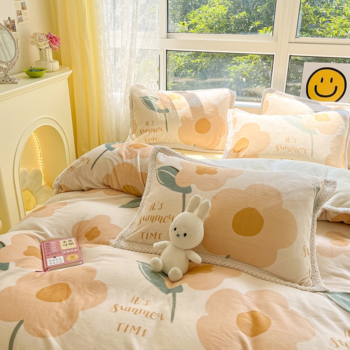 91家纺网 家纺一手货源 找家纺 琪格格纺织 2024新款印花A牛奶绒B兔兔绒大包边四件套 微雨  牛奶绒大包边