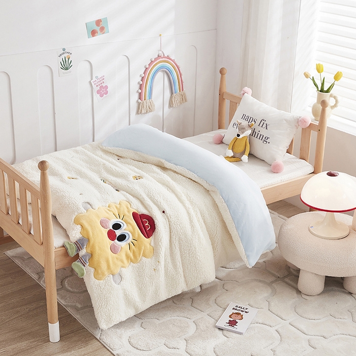 91家纺网 家纺一手货源 找家纺 丝涟家居 2025新款羊羔绒牛奶绒卡通刺绣儿童脱卸被子 饼干队长