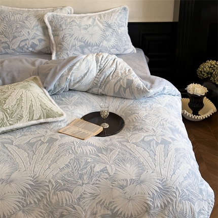 91家纺网 家纺一手货源 找家纺 （总）鹿班家居 2024冬季新款保暖高克重牛奶绒立体雕花四件套—青巷山野（标准会员-20）