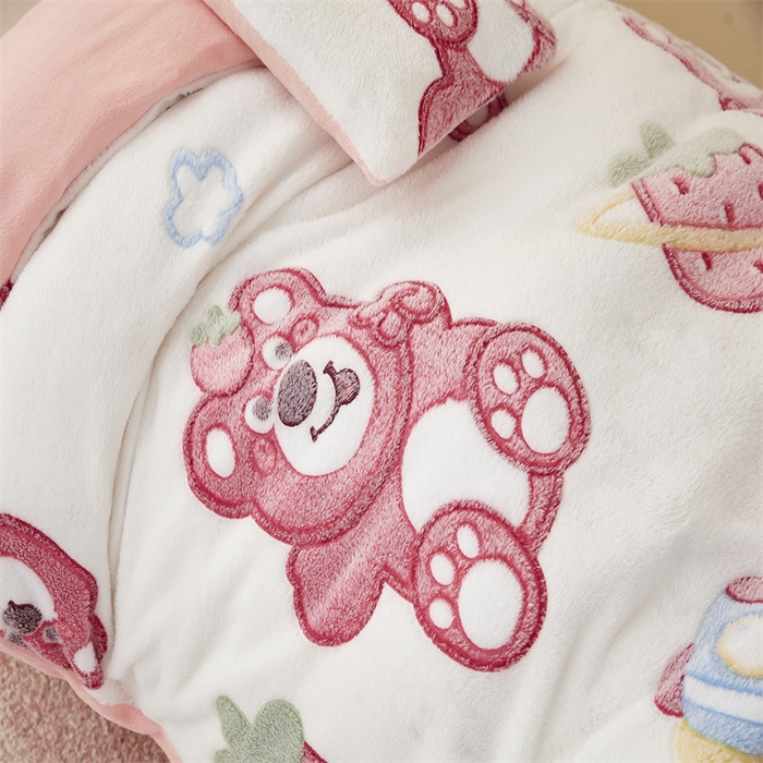91家纺网 家纺一手货源 找家纺 丝涟家居 2025新款A类雪花绒牛奶绒儿童多功能可拆卸盖毯被 草莓熊