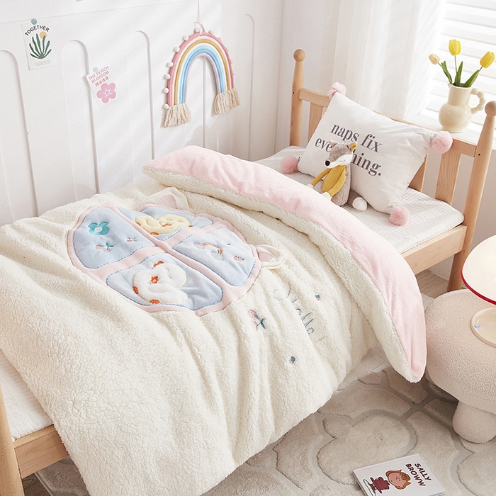 91家纺网 家纺一手货源 找家纺 丝涟家居 2025新款羊羔绒牛奶绒卡通刺绣儿童脱卸被子 呆萌鸭