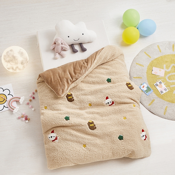 91家纺网 家纺一手货源 找家纺 丝涟家居 2025新款羊羔绒牛奶绒毛巾绣儿童脱卸被子 卡通熊