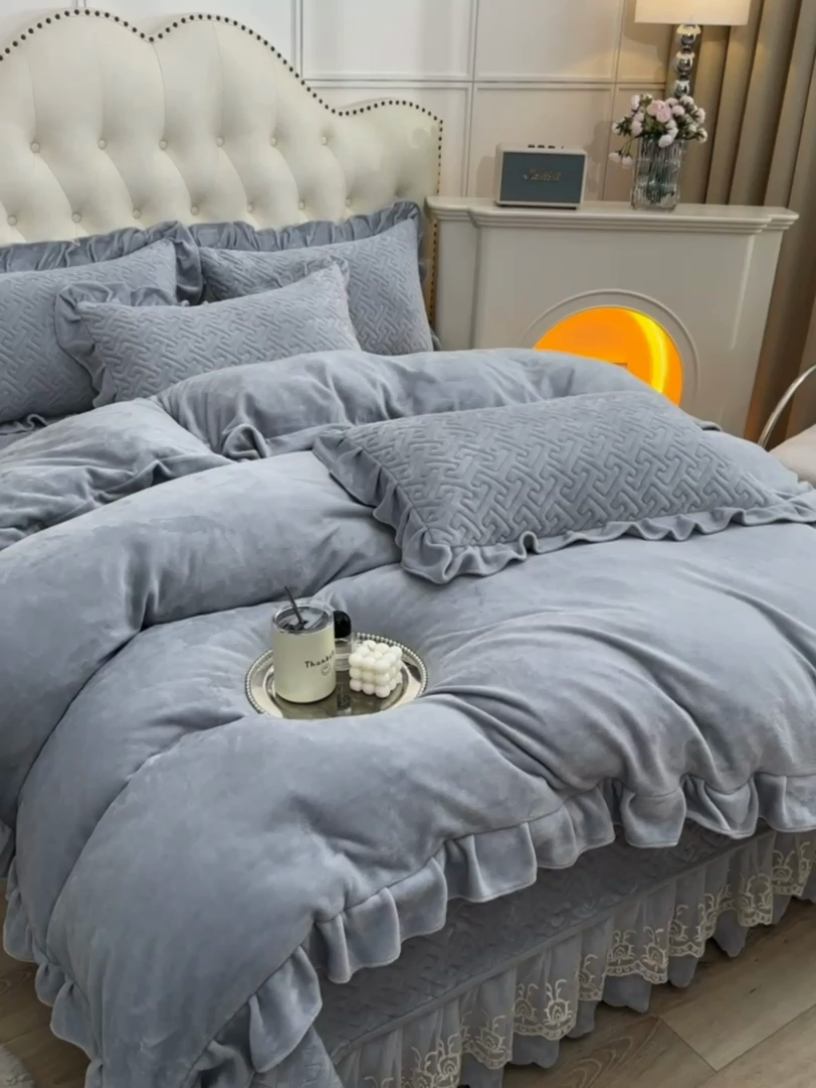 91家纺网 家纺一手货源 找家纺 畅畅家纺 2024新款简约纯色牛奶绒夹棉床盖四件套 倾城-灰