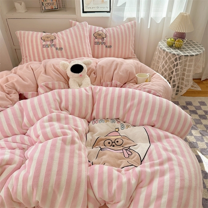 91家纺网 家纺一手货源 找家纺 丽涵家纺 2024秋冬新品牛奶绒作色剪花贴布绣四件套 软糯的小狗-粉