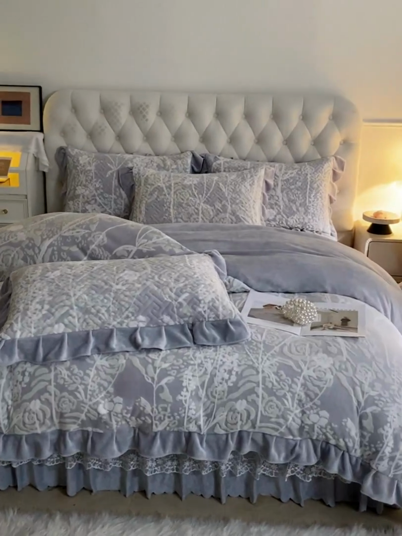 91家纺网 家纺一手货源 找家纺 畅畅家纺 2024新款11斤高克重新款韩版烂花牛奶绒床盖四件套系列 雾里看花-浅灰