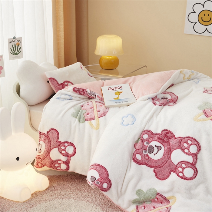 91家纺网 家纺一手货源 找家纺 丝涟家居 2025新款A类雪花绒牛奶绒儿童多功能可拆卸盖毯被 草莓熊